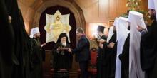 Фото новости: Порошенко вручил Варфоломею орден и пригласил в Украину Свежие новости: Порошенко вручил Варфоломею орден и пригласил в Украину