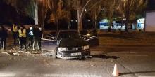 Фото новости: ВИДЕО. Жуткое ДТП в центре Николаева: «Ауди» врезался в дерево Свежие новости: ВИДЕО. Жуткое ДТП в центре Николаева: «Ауди» врезался в дерево