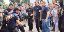 Свежие новости: В Одессе силовики оцепили здание мэрии, между активистами и полицейскими произошла потасовка