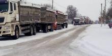 Фото новости: ВИДЕО: На трассе «Николаев-Кропивницкий» застряли больше 10 фур Свежие новости: ВИДЕО: На трассе «Николаев-Кропивницкий» застряли больше 10 фур