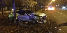 Фото новости: В Николаеве водитель «Toyota» не справился с управлением – автомобиль вылетел на аллею Свежие новости: В Николаеве водитель «Toyota» не справился с управлением – автомобиль вылетел на аллею