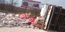 Фото новости: ВИДЕО: На Николаевщине перевернулся тягач со стройматериалами Свежие новости: ВИДЕО: На Николаевщине перевернулся тягач со стройматериалами