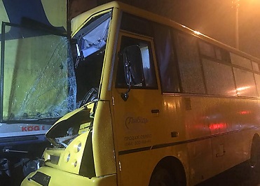 Свежие новости: ВИДЕО: В Киеве «маршрутка» влетела в стоящий грузовик – есть пострадавшие