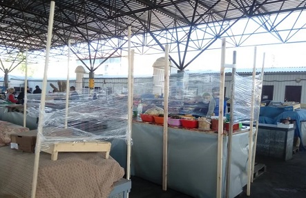 Свежие новости: В Николаеве Центральный рынок открыт, но «обтянут» пленкой