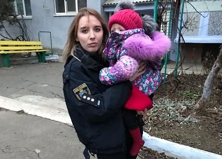 Свежие новости: В Снигиревском районе полиция вместе со спасателями забрали ребенка у пьяных родителей