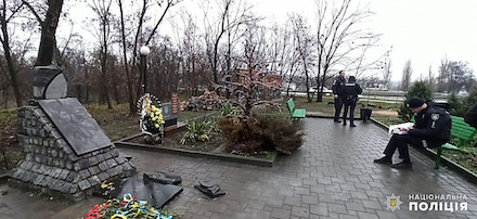 Свежие новости: Новые подробности. В Первомайске разбили памятник Героям Небесной Сотни