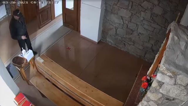 Свежие новости: На Закарпатье вор продезинфицировал руки, перекрестился и только после этого ограбил церковь