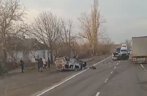 Свежие новости: В Николаевской области «Рено» после лобового столкновения перевернулся на крышу: есть пострадавший