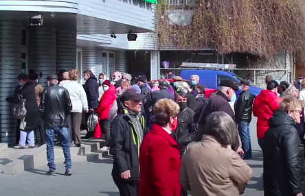 Свежие новости: В Николаеве рынки работают, люди толпятся в очередях и снимают маски