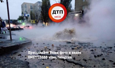 Свежие новости: ВИДЕО. Согреться можно в луже: улицу в Киеве затопило кипятком