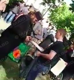 Свежие новости: ВИДЕО: На митинге УПЦ МП под Радой заметили священника с пачкой денег