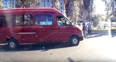 Фото новости: ВИДЕО: В Николаеве водитель маршрутки чуть не сбил женщину с ребенком на пешеходном переходе Свежие новости: ВИДЕО: В Николаеве водитель маршрутки чуть не сбил женщину с ребенком на пешеходном переходе