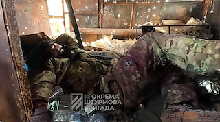 Фото новости: Біля Бахмуту взяли в полон російського полковника – окупанти покинули його пораненим та втекли Свежие новости: Біля Бахмуту взяли в полон російського полковника – окупанти покинули його пораненим та втекли