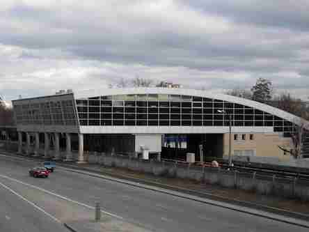 Свежие новости: Труп возле метро в Киеве: появились первые подробности