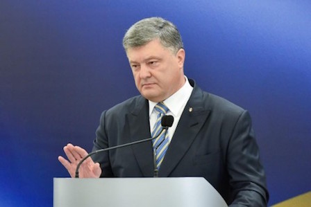 Свежие новости: ВИДЕО: Толпа набросилась на мужчину с плакатом за Порошенко