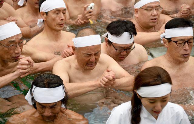 Фото новости: ВИДЕО: В Японии сотни людей принимают ледяную ванну Свежие новости: ВИДЕО: В Японии сотни людей принимают ледяную ванну