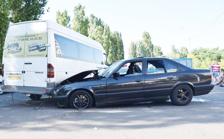 Свежие новости: В Николаеве «БМВ» врезался в маршрутку