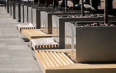 Свежие новости: В Николаеве кадки с деревьями превратились в скамейки