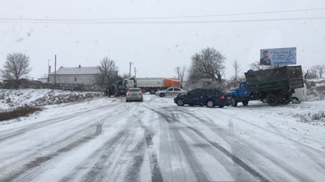 Свежие новости: В Вознесенском районе из-за гололеда фура перекрыла трассу на Киев