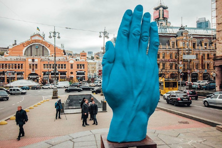 Свежие новости: В Николаев привезут нашумевший арт-объект «Синяя рука», что ранее «заменил» памятник Ленину в Киеве