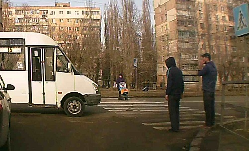 Свежие новости: В Николаеве двое маршрутчиков проехали через «зебру», когда по ней шла женщина с детской коляской
