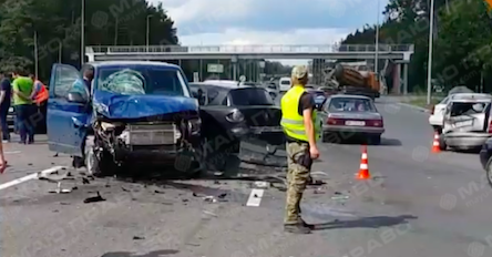 Фото новости: Появилось видео с места смертельного ДТП на Одесской трассе Свежие новости: Появилось видео с места смертельного ДТП на Одесской трассе