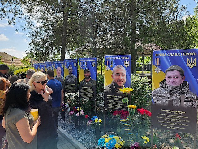 Свежие новости: В миколаївській школі відкрили Алею слави, де вшанували пам’ять випускників, загиблих через російську агресію