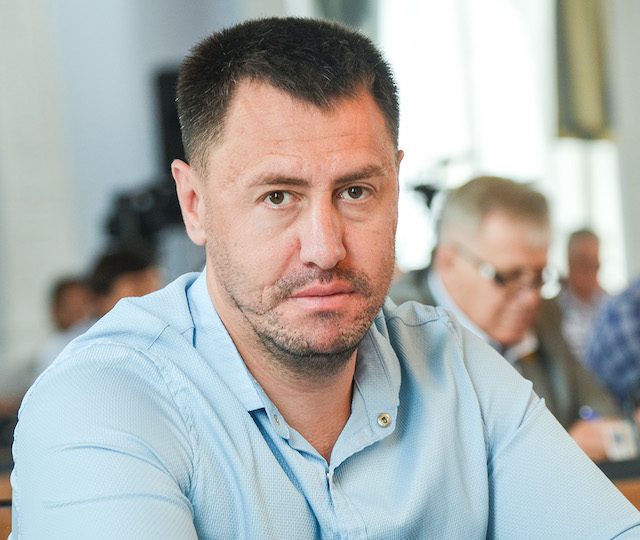 Свежие новости: Суд відправив ексдепутата Єнтіна під нічний домашній арешт у справі про розкрадання благодійних бочок з водою