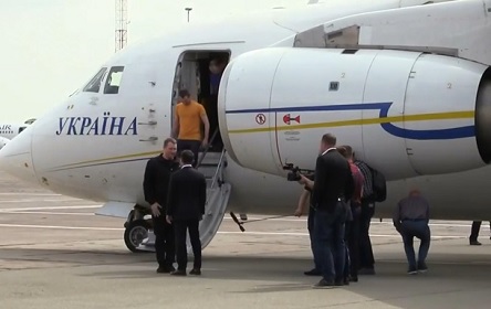 Фото новости: В Украину из России вернулись 11 политзаключенных и захваченные моряки Свежие новости: В Украину из России вернулись 11 политзаключенных и захваченные моряки