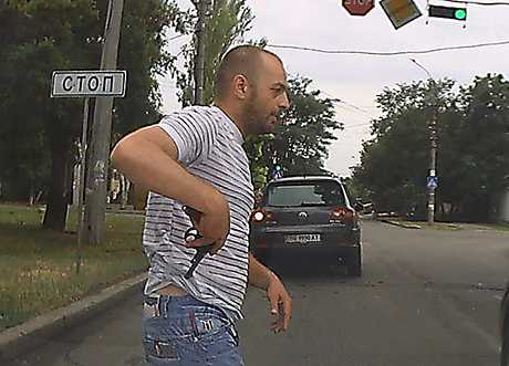 Свежие новости: В Николаеве таксист с револьвером «разбирался» с водителем, который залил водой его машину