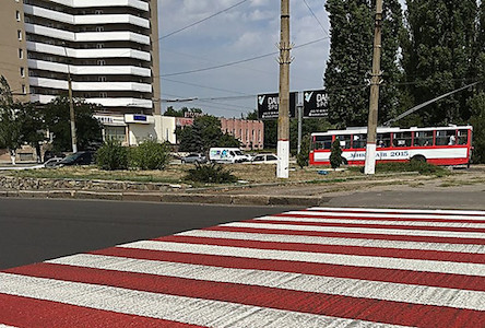 Фото новости: В Николаеве появилась красно-белая дорожная разметка, нанесенная холодным пластиком Свежие новости: В Николаеве появилась красно-белая дорожная разметка, нанесенная холодным пластиком