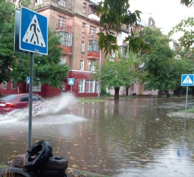 Свежие новости: У Миколаєві після зливи традиційно центр міста пішов під воду