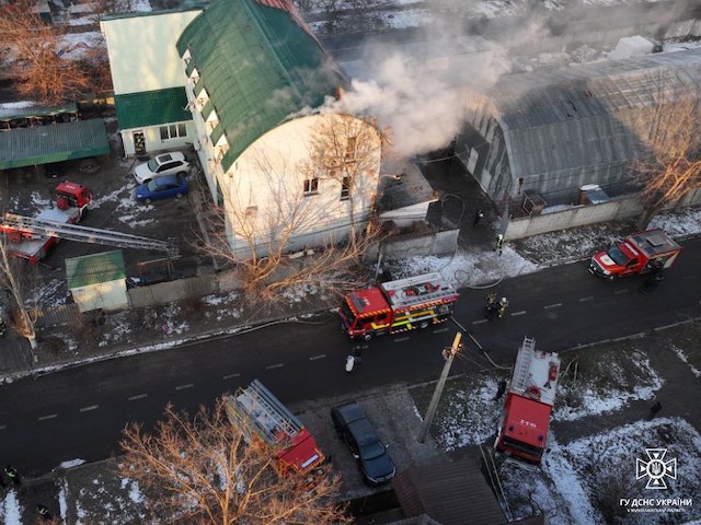 Свежие новости: У центрі Миколаєва загорілась триповерхова будівля — постраждала жінка