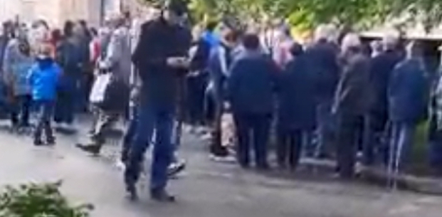 Свежие новости: В Николаеве огромная очередь за бесплатным хлебом и консервами: пенсионеры теряют сознание