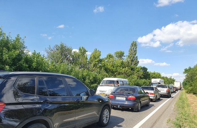 Свежие новости: Несмотря на открытый для движения мост, трасса Одесса-Николаев стоит в многокилометровой пробке
