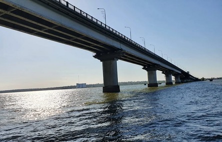 Свежие новости: В Николаеве под Варваровским мостом в реку вытекают фекальные воды