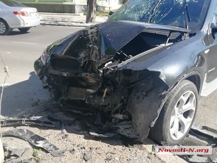 Свежие новости: ДТП в Николаеве: BMW X6 врезалась в Toyota Camry