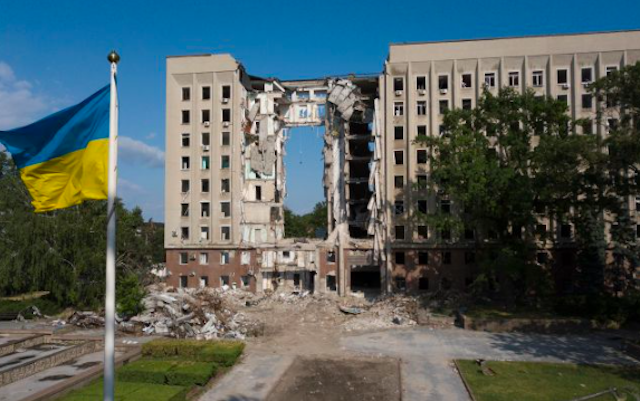 Свежие новости: Зі зруйнованої будівлі Миколаївської ОВА зістрибнув чоловік