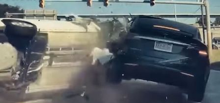 Свежие новости: ВИДЕО: Люди чудом остались целы в жутком ДТП