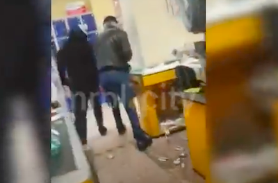 Свежие новости: В супермаркете мужчина с топором стал крушить все вокруг из-за конфликта вокруг маски