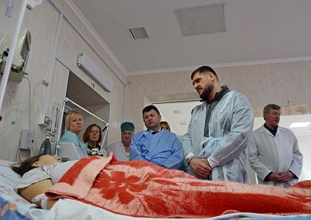 Свежие новости: Савченко посетил в больнице многодетную мать, которая родила тройню