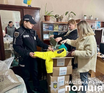 Свежие новости: Поліцейський офіцер Олександрівської громади доставила гуманітарну допомогу дітям-вимушеним переселенцям