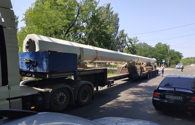 Свежие новости: Первую секцию мачты гигантского флага перевезли к месту установки в Николаеве