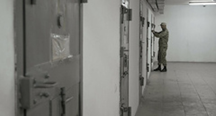 Свежие новости: В Николаевском СИЗО в одной из камер ночью произошел пожар – подследственным пришлось выбить дверь