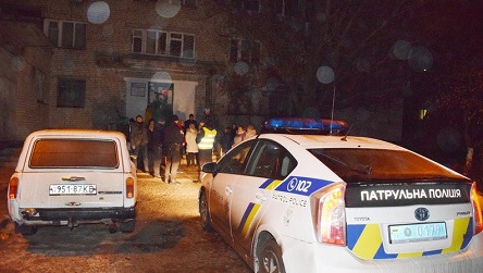 Фото новости: В Николаеве жители общежития грозят перекрыть железную дорогу, если им не включат свет Свежие новости: В Николаеве жители общежития грозят перекрыть железную дорогу, если им не включат свет