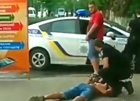 Свежие новости: В Николаеве неадекватного пассажира маршрутки «успокаивала» полиция