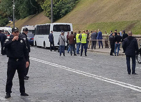 Свежие новости: «Неизвестные бросили взрывчатку из Мариинского парка в прохожих»: в полиции рассказали подробности взрыва под Кабмином