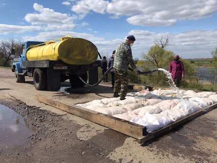 Свежие новости: Прибужаны установили на выезде из села дезинфицирующий барьер