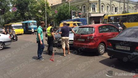 Свежие новости: Массовое ДТП в Одессе: парализовало движение трамваев