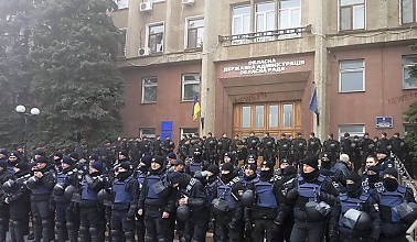 Свежие новости: В Николаеве депутаты собираются на сессию – перед облсоветом выстроен кордон силовиков